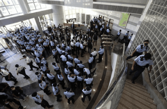 A GIF showing the Apple Daily Headquaters lobby before and aftre the raid.